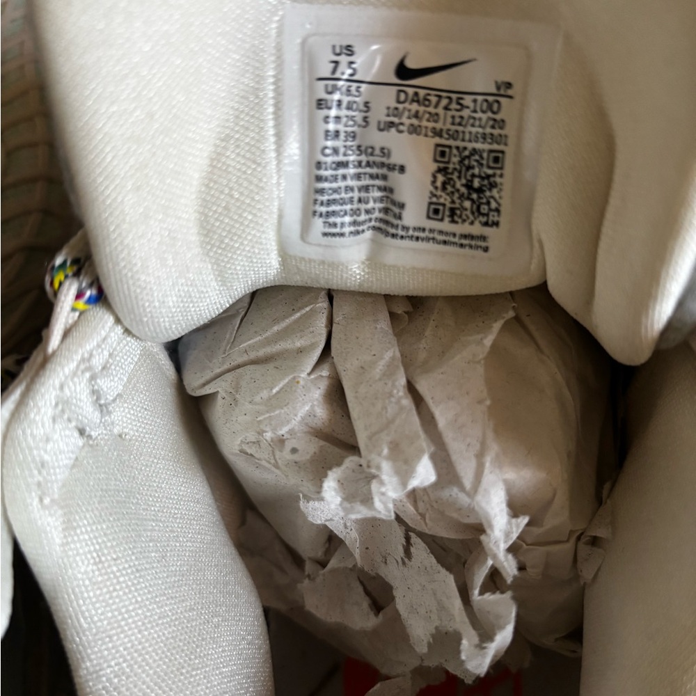 Nike Cosmic Unity . Cream and Black Eco-Friendly Sneakers. 7.5 - Picture 7 of 10